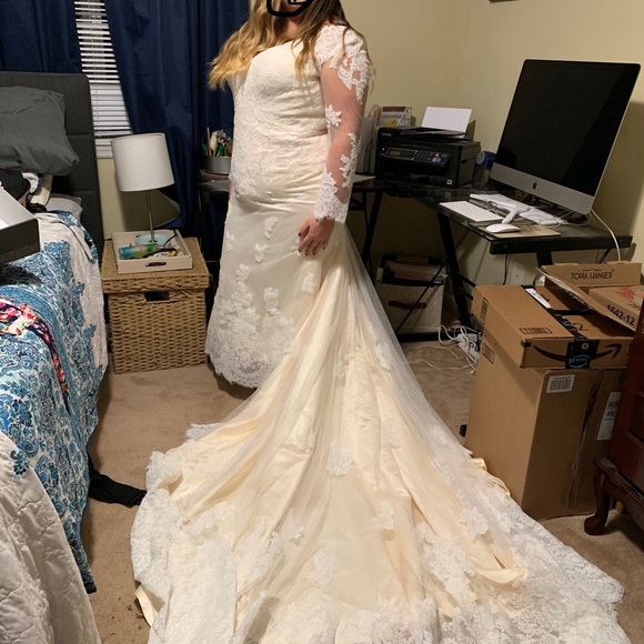 Long sleeve lace wedding dress w/ detachable train - Picture 7 of 8